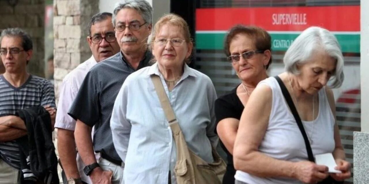 El Gobierno confirmó que pagará un bono de $70.000 para jubilados