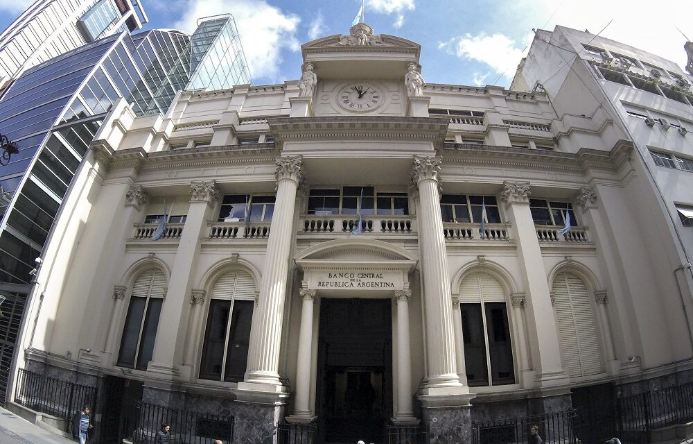 El Banco Central bajó al 80% la tasa de interés de política monetaria y liberó la de los plazos fijos