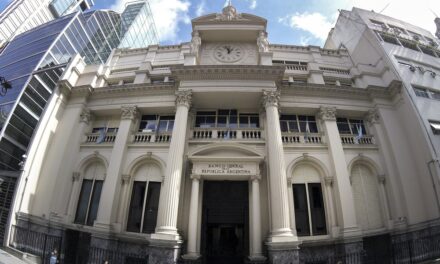 El Banco Central bajó al 80% la tasa de interés de política monetaria y liberó la de los plazos fijos