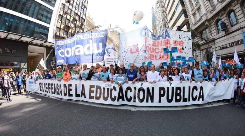 Los docentes universitarios ratificaron el paro y convocaron a una gran marcha federal