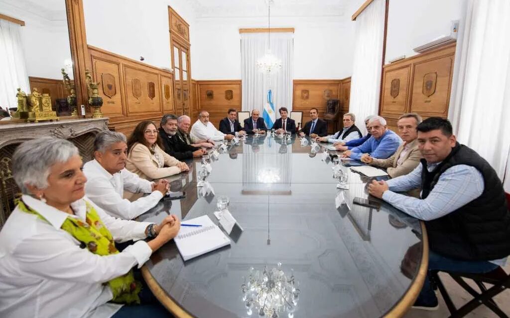 El jefe de Gabinete y el ministro del Interior se reunieron con la cúpula de la CGT