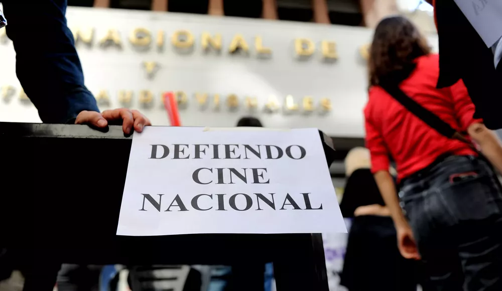 Ajuste al cine: el Gobierno cerró las puertas del INCAA y licenció a los trabajadores