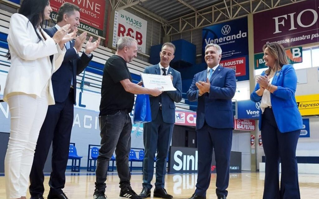 Oliva: Llaryora anunció aportes por 180 millones y entregó créditos a vecinos