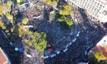 La masiva marcha en defensa de la universidad pública rebalsó la Plaza de Mayo