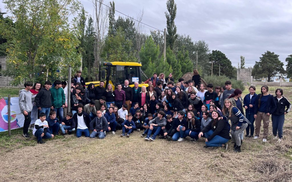 La Provincia entregó un tractor al IPEA N°81 de Bengolea