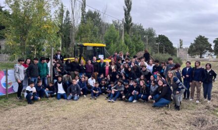 La Provincia entregó un tractor al IPEA N°81 de Bengolea