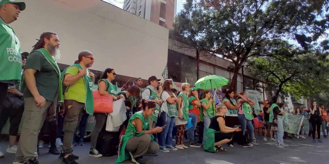 Ante los 11.000 despidos, trabajadores protestan en todo el país: «El Gobierno actúa al margen de la ley»
