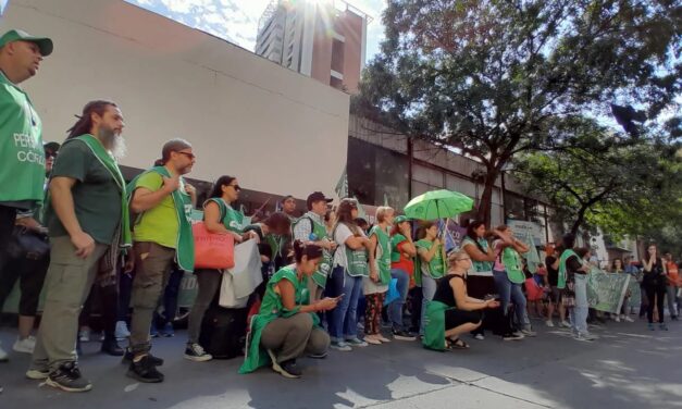 Ante los 11.000 despidos, trabajadores protestan en todo el país: «El Gobierno actúa al margen de la ley»