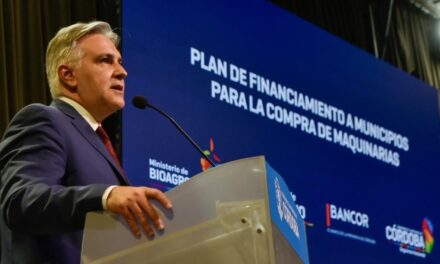 Llaryora anunció créditos a municipios y comunas por $20 mil millones para compra de maquinaria vial y automotores