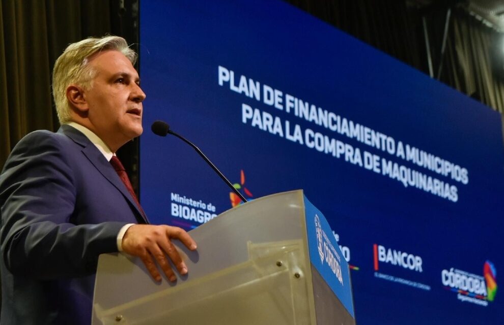 Llaryora anunció créditos a municipios y comunas por $20 mil millones para compra de maquinaria vial y automotores