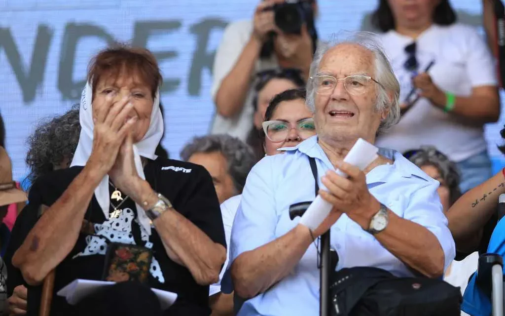 Personalidades de distintos ámbitos presentaron un pedido de juicio político contra Milei
