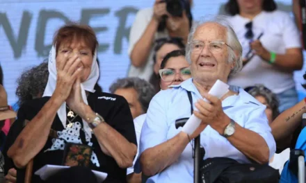 Personalidades de distintos ámbitos presentaron un pedido de juicio político contra Milei
