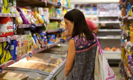 Salarios devaluados: Casi un 66% de los trabajadores argentinos destina la mayor parte de su sueldo a los gastos del supermercado