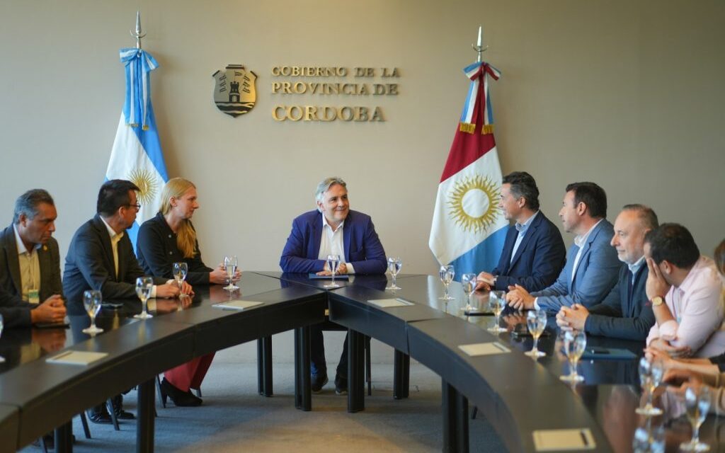 Llaryora recibió a alcaldes y representantes de 25 países de Latinoamérica