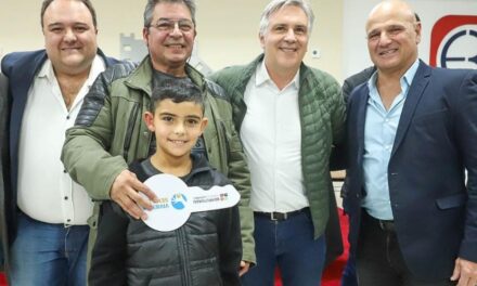 Llaryora entregó viviendas y anunció obras para Berrotarán y Alpa Corral