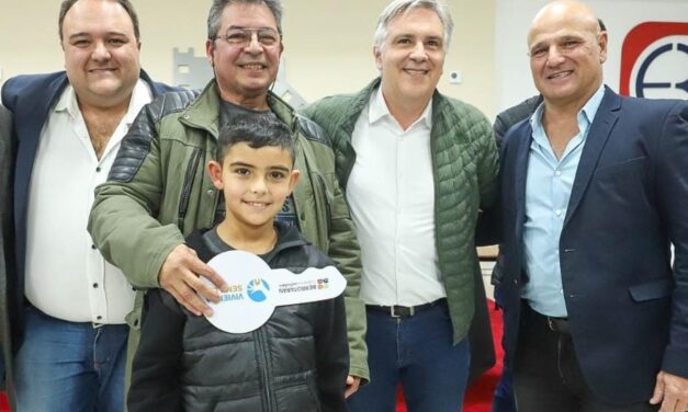 Llaryora entregó viviendas y anunció obras para Berrotarán y Alpa Corral