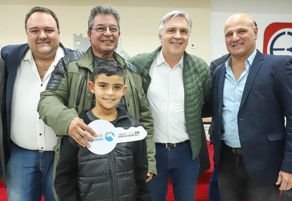 Llaryora entregó viviendas y anunció obras para Berrotarán y Alpa Corral