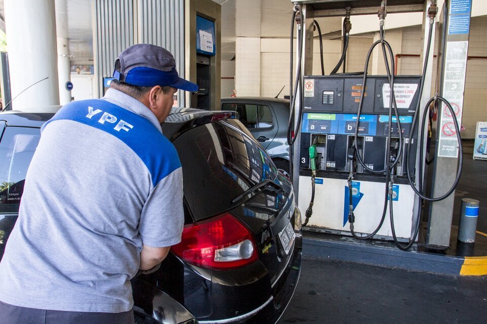 El Gobierno actualizó el impuesto a los combustibles y la nafta subirá un 20% desde el sábado