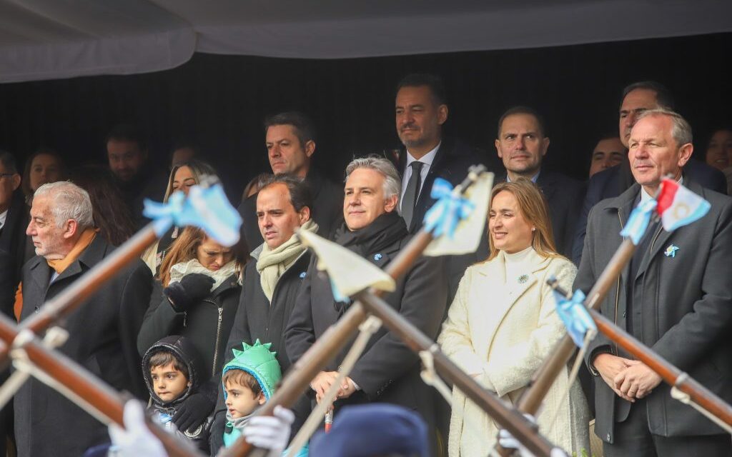 25 de Mayo: Más de 20 mil personas disfrutaron del desfile cívico-militar