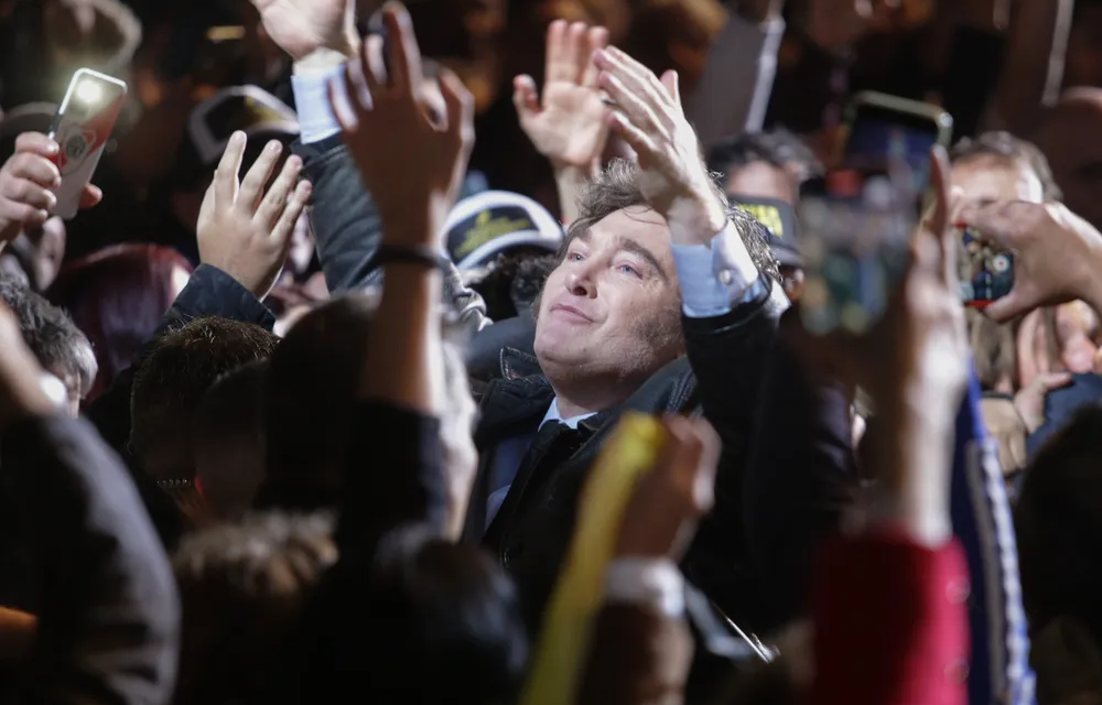 El show de Milei: el Presidente presentó su libro, lanzó «chicanas» y cantó en el Luna Park