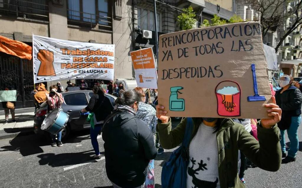 Entre el sector público y privado, hubo casi 120.000 despidos en el primer cuatrimestre del año