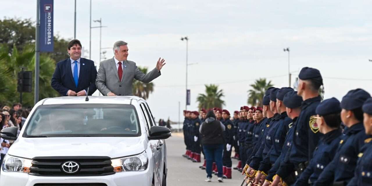 Miramar: Llaryora anunció obras y pidió renovar el compromiso con la bandera