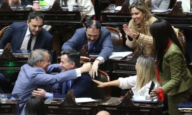 Con el apoyo de votos «dialoguistas», el Gobierno consiguió la Ley Bases y el paquete fiscal