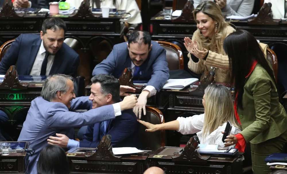 Con el apoyo de votos «dialoguistas», el Gobierno consiguió la Ley Bases y el paquete fiscal