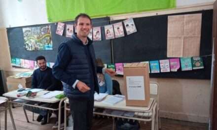 Nicolás Forlani fue el primer candidato en emitir su voto