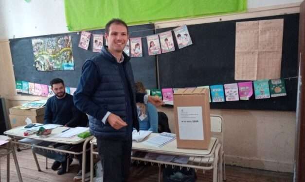 Nicolás Forlani fue el primer candidato en emitir su voto