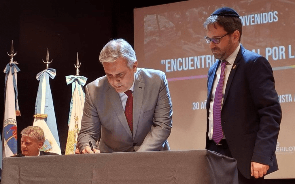 Llaryora: El atentado a la Amia fue contra el pueblo argentino
