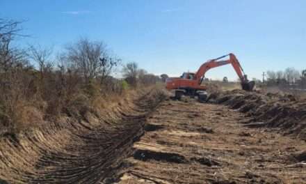 Bulnes: avanza la limpieza del canal central de desagües