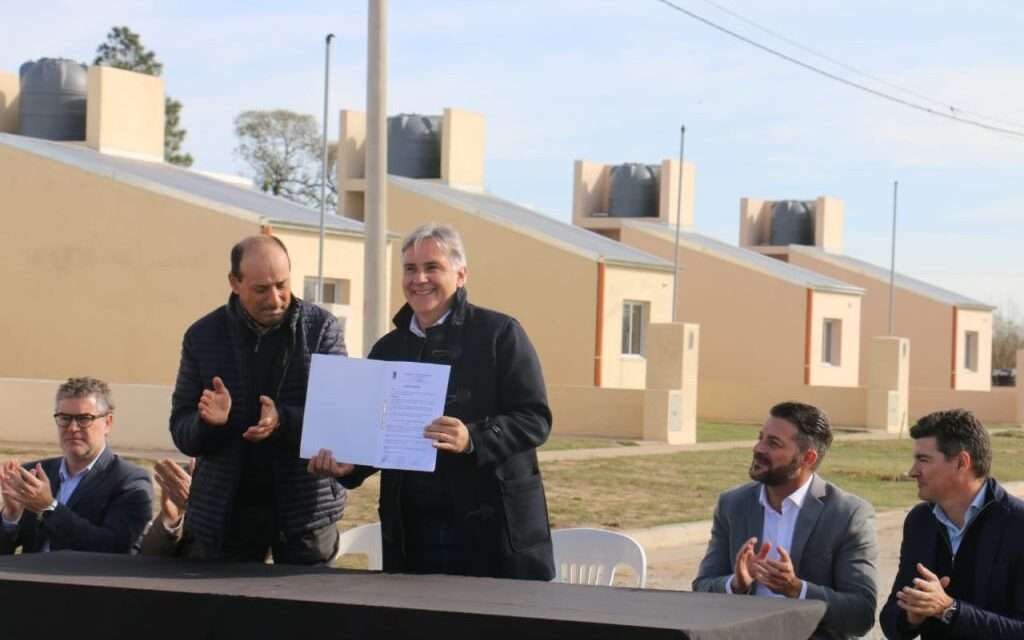 Llaryora inauguró viviendas en Wenceslao Escalante y entregó aportes para distintas obras
