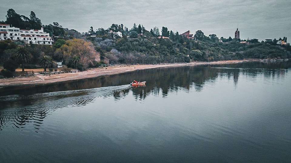 Realizan un relevamiento del relieve del fondo del lago San Roque