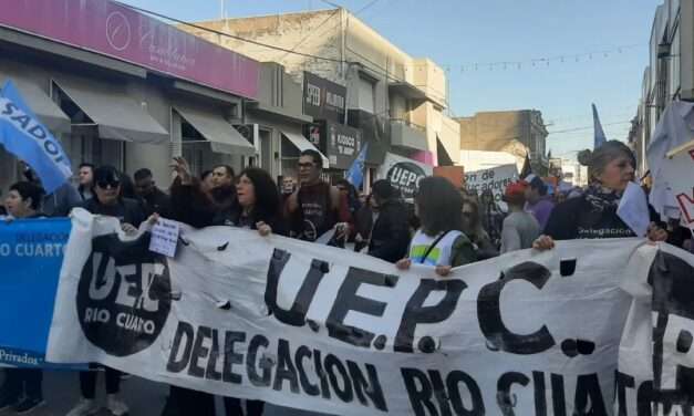 En el segundo día de paro los docentes se movilizan y marchan hasta el Centro Cívico