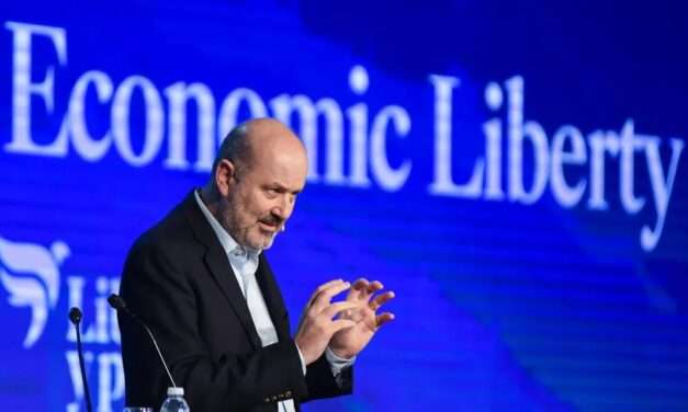 Denuncian penalmente a Sturzenegger por un contrato de $ 114 millones con una academia de su cónyuge