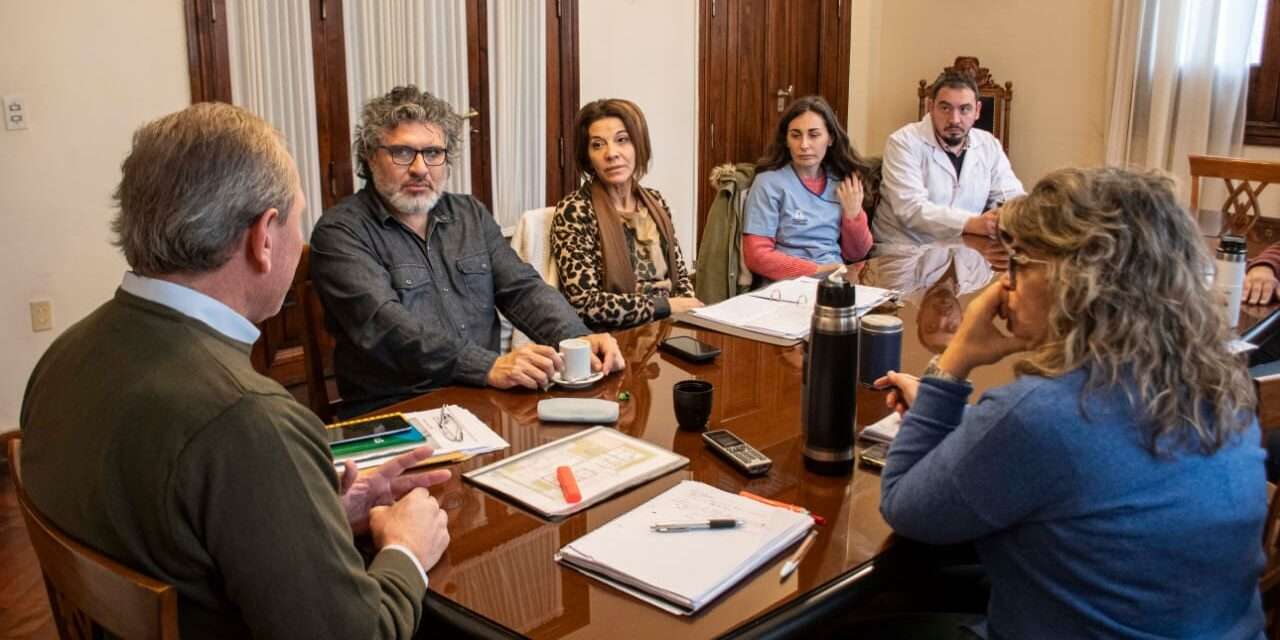 De Rivas encabezó una reunión de trabajo de la Mesa de Adicciones
