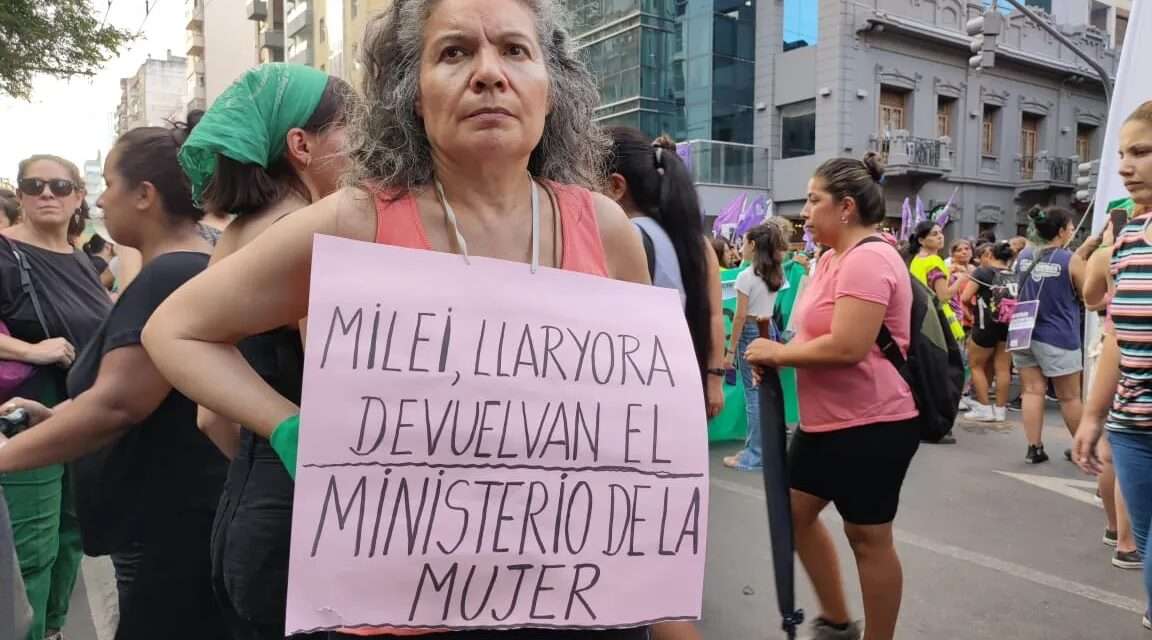 El Gobierno recortó el programa «Acompañar» que protege a víctimas de violencia de género