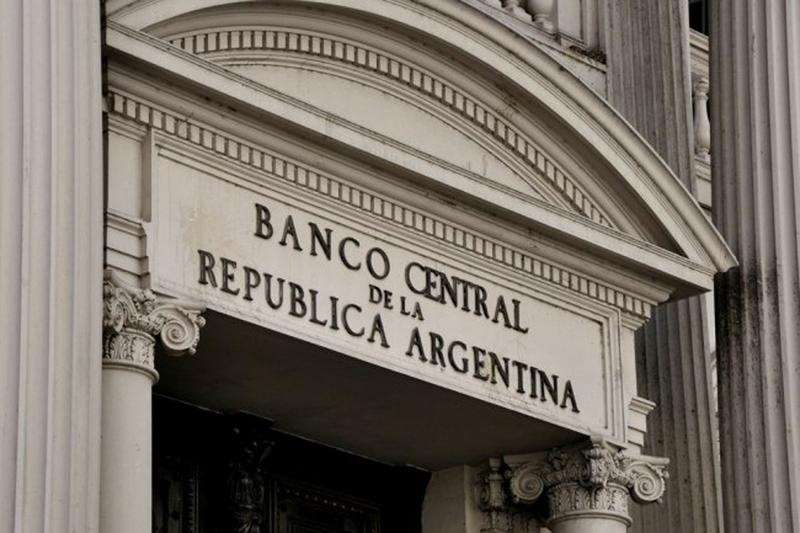 El riesgo país escaló hasta los 978 puntos y las reservas negativas ya superan los U$S 7.100 millones