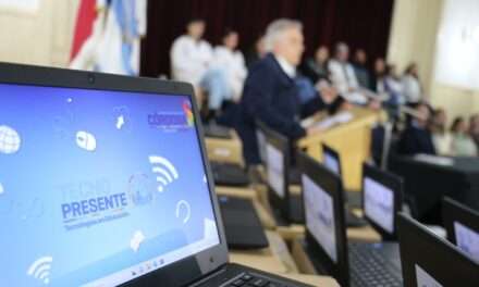 Sampacho: Entrega de computadoras para escuelas