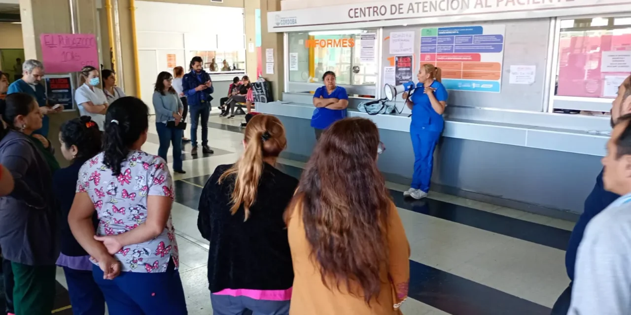 «Contra los salarios de pobreza»: trabajadores de la Salud realizan protestas y asambleas en toda la provincia