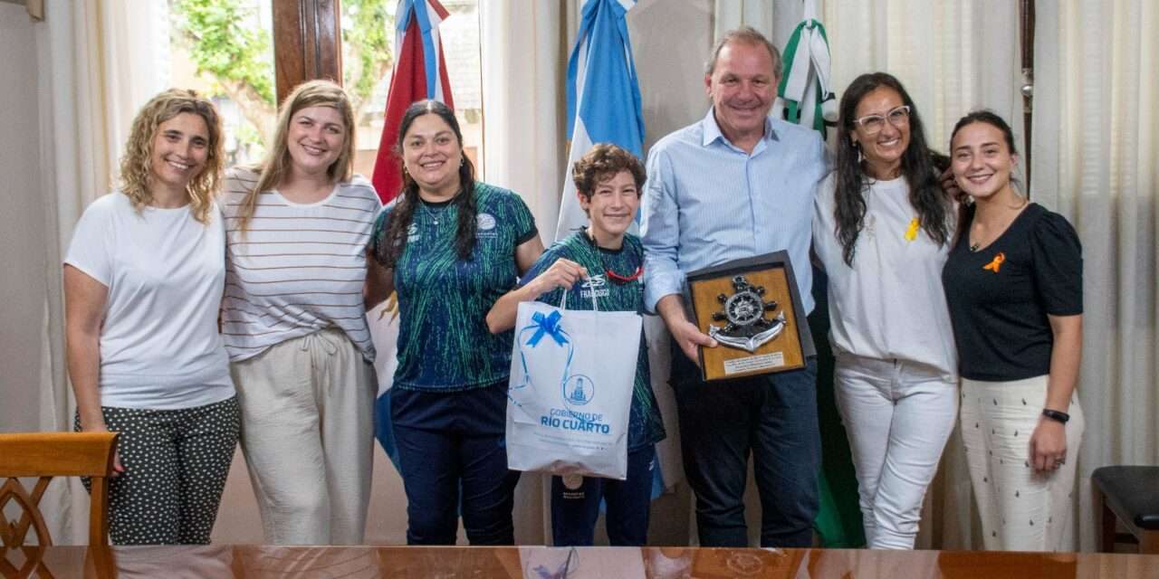 Tras consagrarse en los Juegos Evita, De Rivas recibió al nadador Francisco Dalaison