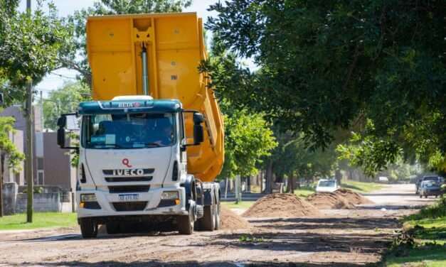 Río Cuarto: colocan arena en 1500 calles de tierra; el material es producto de la limpieza del río