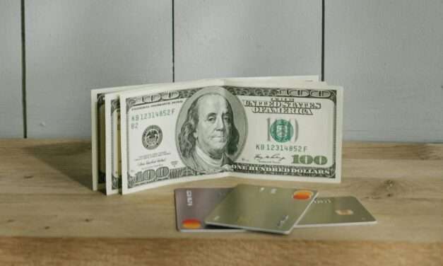 El Banco Central habilitó el pago en dólares con tarjetas de débito y códigos QR