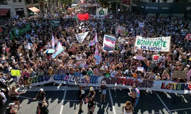 Multitudinaria marcha LGBT: miles de personas se movilizaron por el «orgullo antifascista» y contra el discurso de Javier Milei