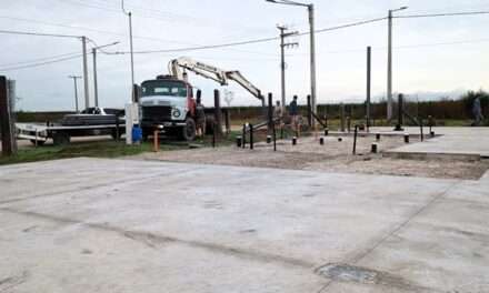 Ucacha: Comenzaron a montar la estructura de las aulas talleres del IPET N° 409