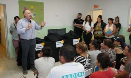 Villa María: el municipio entregó 2.000 kits escolares de nivel primario y secundario
