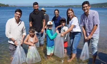 Ambiente realizó siembra de peces en Embalse de Río Tercero y entregó fondos a Pumakawa