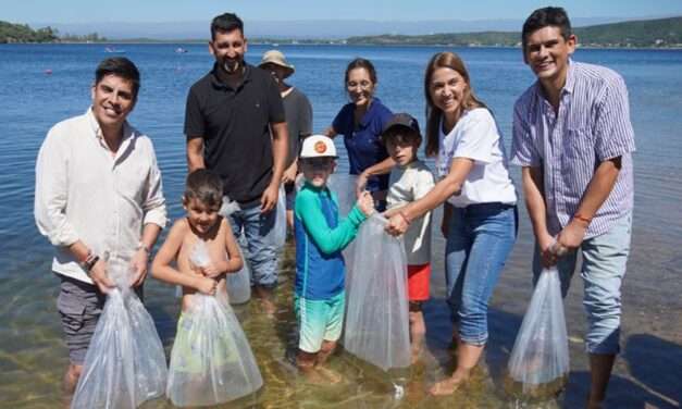 Ambiente realizó siembra de peces en Embalse de Río Tercero y entregó fondos a Pumakawa