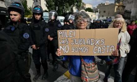 Hinchas, gremios y organizaciones sociales acompañan a los jubilados en la Plaza San Martín